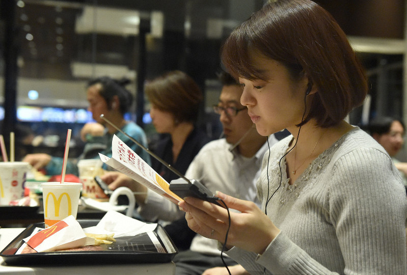 マクドナルドラジオ大学のリハーサルでラジオを通して講義を聴く参加者=東京都港区で2019年5月20日午後8時22分、滝川大貴撮影