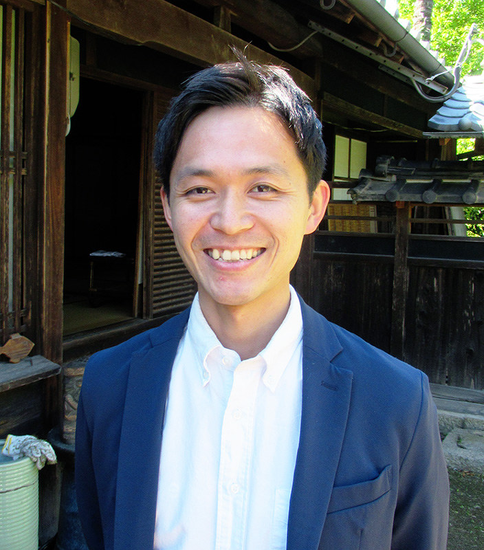 「笑い総研」社長の大久保信克さん=大阪府能勢町で、山本真也撮影