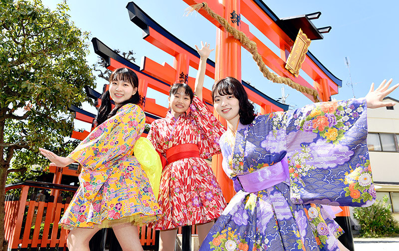 東映京都撮影所がプロデュースしたアイドルグループ「UZUMASA KANBAN GIRL」。右から愛恵さん、藤窪さん、聖さん=京都市右京区で、川平愛撮影