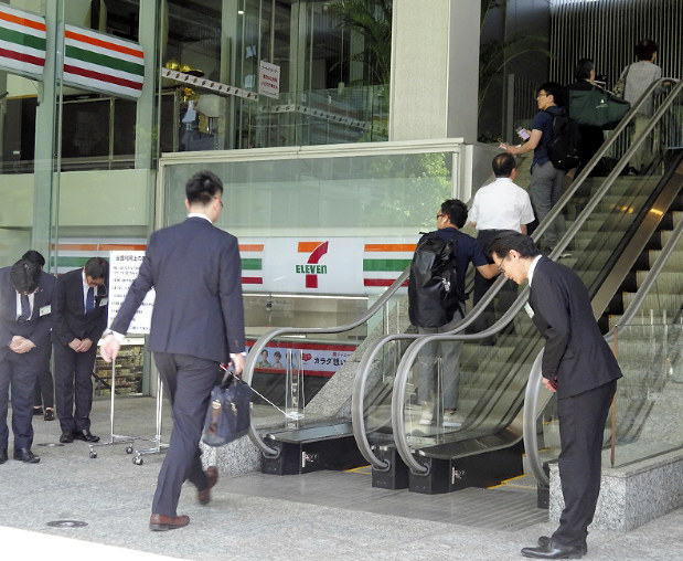 頭を下げる社員に迎えられ、総会の会場に入っていく株主たち=東京都千代田区で2019年5月23日、本橋敦子撮影