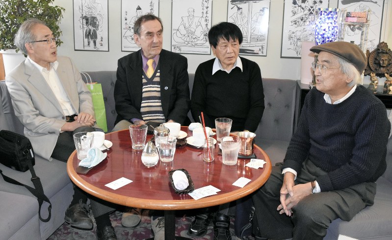 「SA9」の中心メンバー。左から阿部一智さん、クラウス・シルヒトマンさん、上原稔男さん、大森美紀彦さん=埼玉県日高市で
