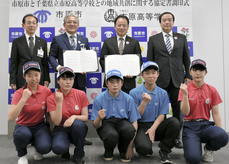 県立市原高ゴルフ部員と協定書を手にする小出市長(後列左から2人目)と林校長(同3人目)ら=千葉県市原市役所で