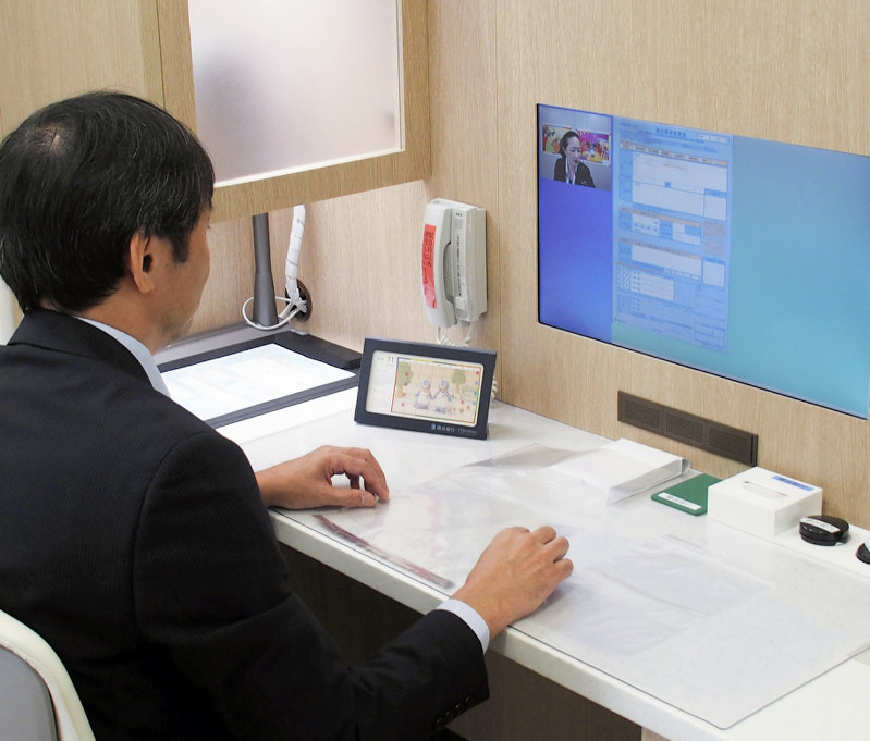 テレビ画面を通して窓口業務を行うミニブランチ=横浜銀行提供