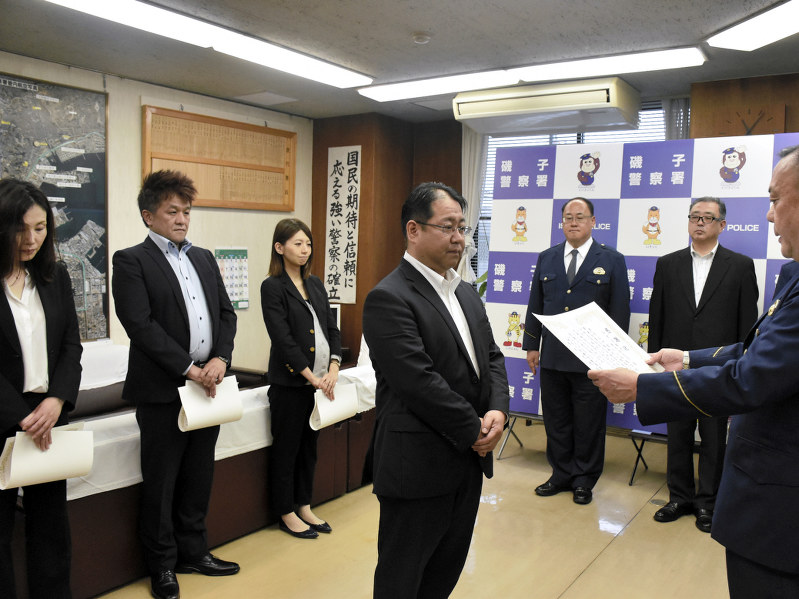 被害を未然に防いだ4人に感謝状が贈呈された=神奈川県磯子警察署で