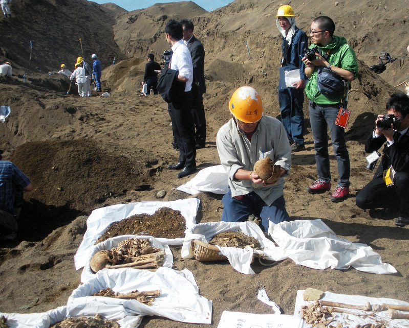 硫黄島(東京都小笠原村)で収容された遺骨。第二次世界大戦末期に日米両軍が激突、日本兵約1万体の遺骨が未収容だ=2010年12月14日、栗原俊雄撮影