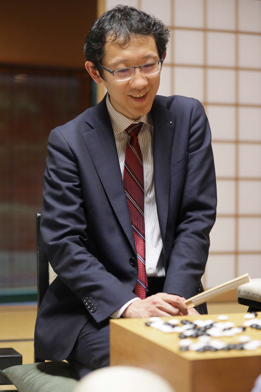 第62期本因坊戦記念　本因坊高尾氏、挑戦者九段依田氏対戦　書道扇子 専用ケース付 2024年 第79期本因坊記念扇子 | 毎日新聞オンラインストア 第62期