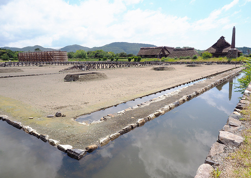 兵庫県赤穂市立海洋科学館・塩の国に復元された入浜式塩田=同市教委提供
