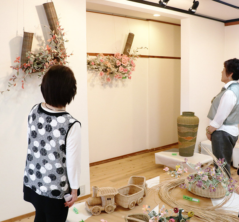 展示されているトウで作った作品=奈良県高取町下土佐の「町家のギャラリー輝」で、藤原弘撮影