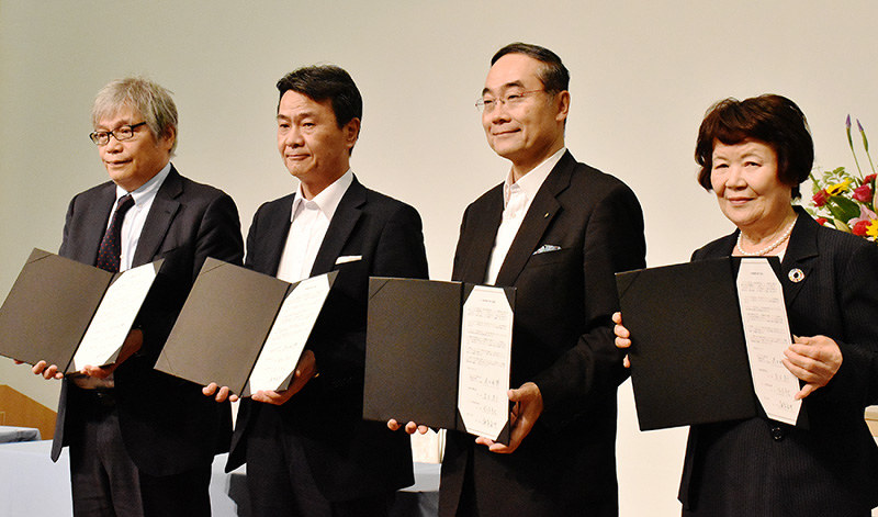 レジ袋削減等に関する協定を締結したイオンリテール中四国カンパニーの浜口好博支社長(左から2人目)と飯泉嘉門徳島県知事(同3人目)ら=徳島市万代町で、松山文音撮影