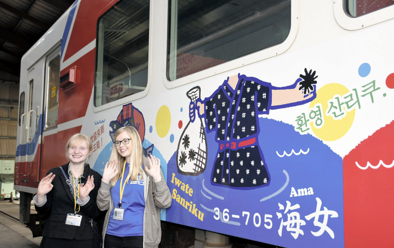 三陸鉄道リアス線 外国人観光客向けにラッピング列車運行 特産品や地域の魅力ｐｒ 岩手 毎日新聞