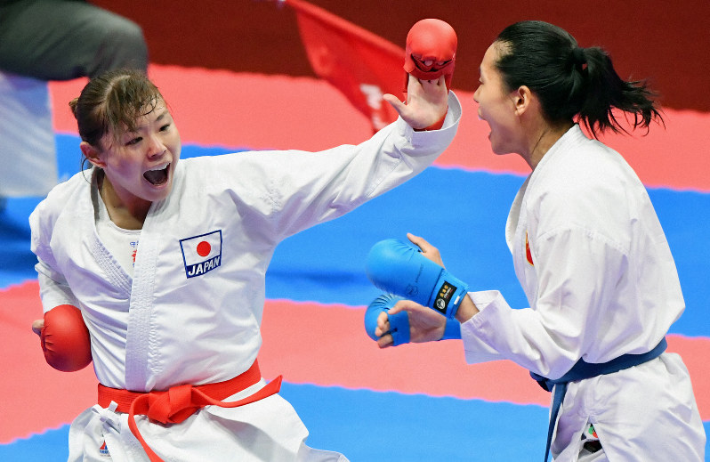 昨年のジャカルタ・アジア大会女子組手68キロキロ超級決勝で気迫に満ちた攻めを見せる植草歩(左)=ジャカルタで2018年8月25日、宮間俊樹撮影