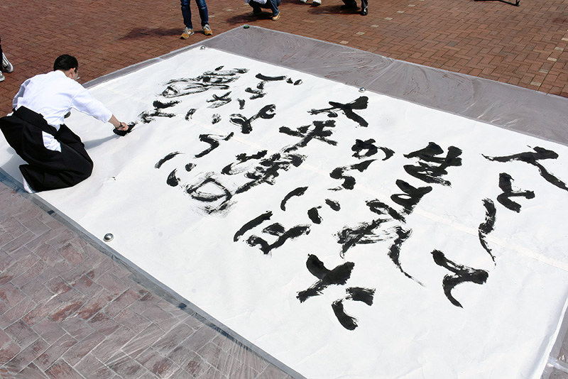 揮毫パフォーマンス 長崎の寺 龍馬ゆかり修復を 寄付呼び掛け ｊｒ高知駅 高知 毎日新聞