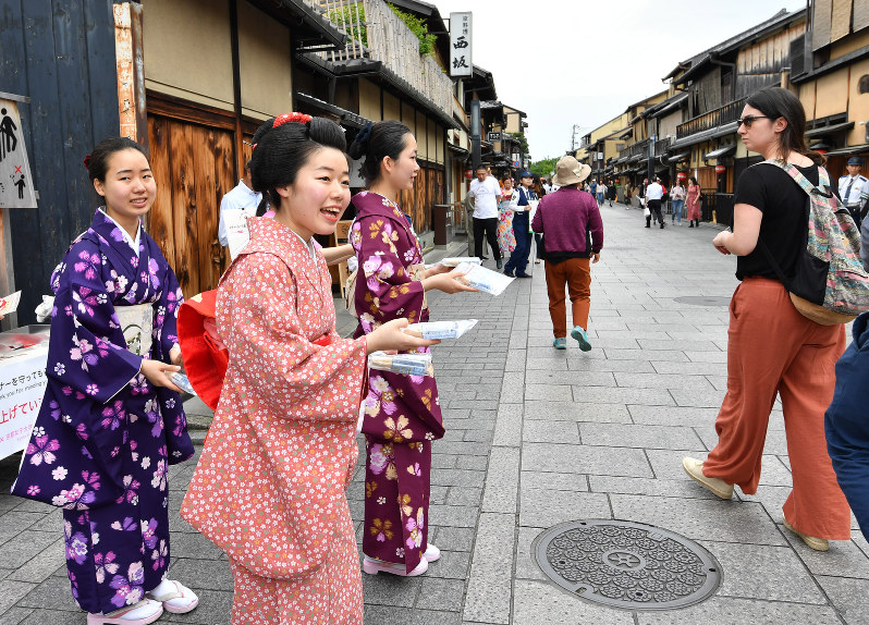 祇園・花見小路で観光客にマナーアップを呼びかける舞妓ら=東山区で2019年5月14日、川平愛撮影