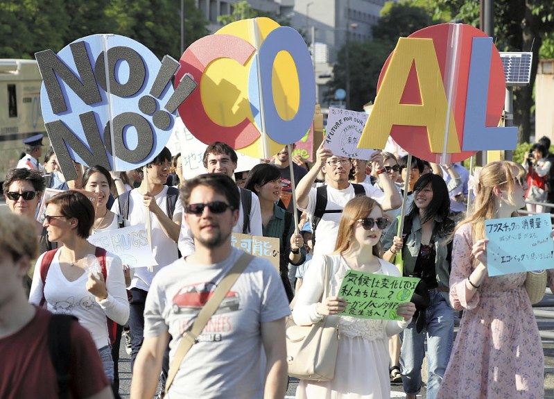 地球温暖化対策強化などを求める人たち=東京都千代田区で2019年5月24日午後4時43分、佐々木順一撮影