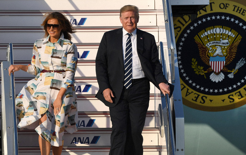 令和初の国賓として大統領専用機で来日したトランプ米大統領(右)とメラニア夫人=羽田空港で2019年5月25日午後5時19分、丸山博撮影