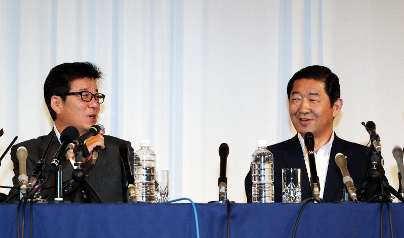 記者会見する大阪維新の会の松井一郎代表(左)と公明党大阪府本部の佐藤茂樹代表=大阪市北区で2019年5月25日午後8時20分、幾島健太郎撮影