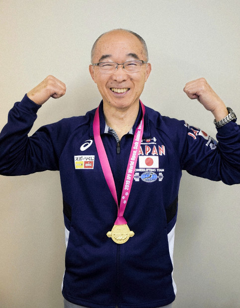 69歳 初出場初優勝 ベンチプレス 世界選手権70歳以上66キロ級 | 毎日新聞