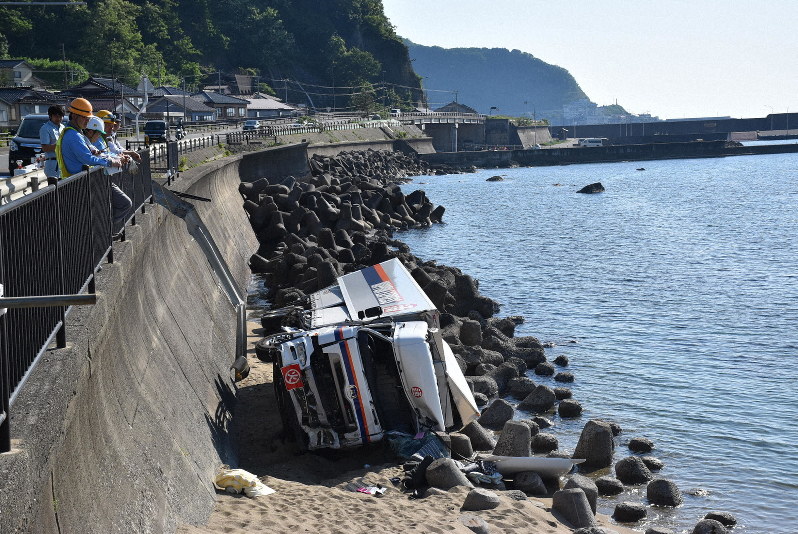 国道から転落した大型トラック=山形県鶴岡市小波渡で2019年5月25日15時49分、藤村元大撮影