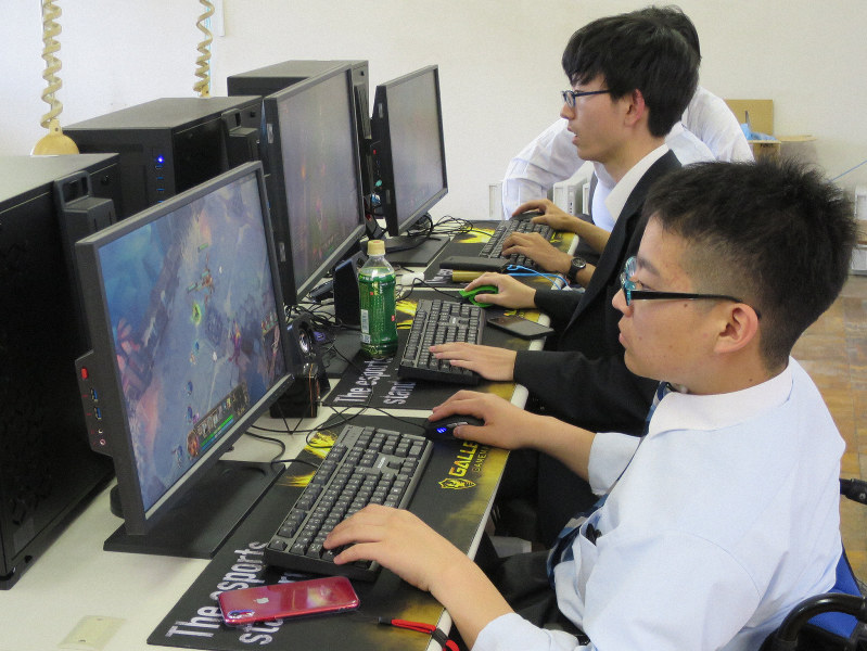 大会に向けて練習をするeスポーツ部員たち=名古屋市の城北つばさ高で2019年5月9日午後3時37分、小川祐希撮影