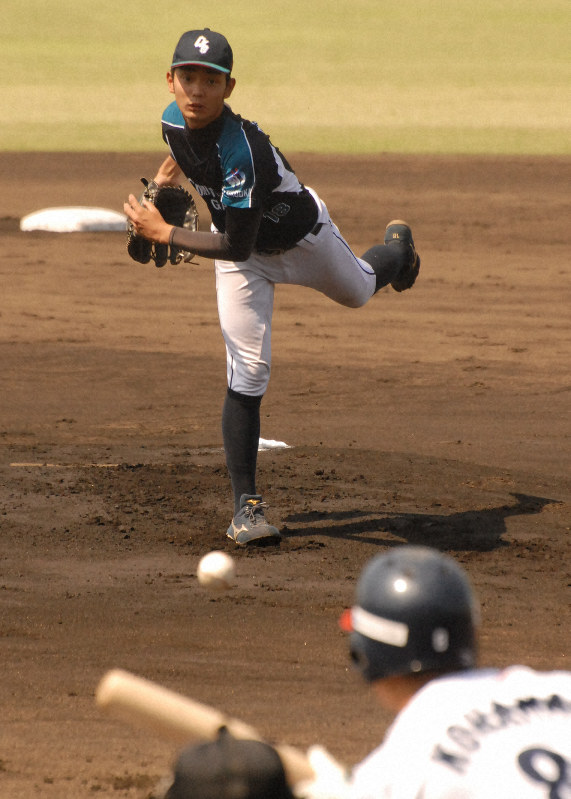都市対抗野球大会九州地区予選が開幕し、日本製鉄大分戦に先発した沖データコンピュータ教育学院の仲本千聖投手(奥)=熊本市のリブワーク藤崎台球場で2019年5月25日午前9時52分、野村和史撮影