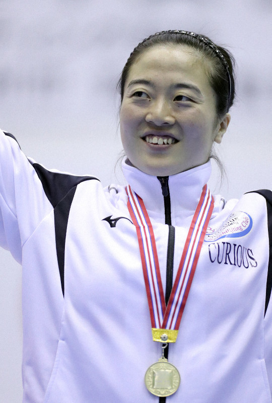 女子59キロ級で優勝し、表彰式で笑顔を見せる安藤美希子=岩手県奥州市で2019年5月25日、喜屋武真之介撮影