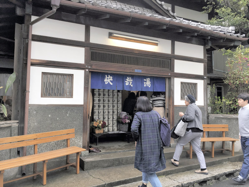 4月27日のプレオープニングの日に集まってきた人々=森さん提供