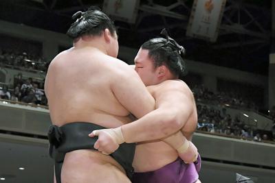1時間半にわたりポーズ 朝乃山が優勝額の写真撮影 毎日新聞 1時間半にわたりポーズ 朝乃山が優勝額の写真撮影 毎日新聞