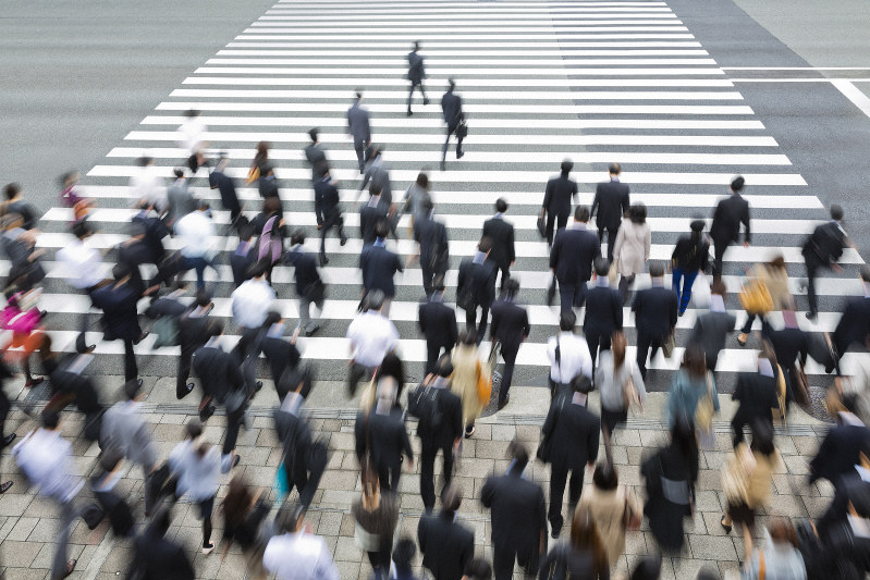 日本の雇用慣行が変わりつつある中、経済界のトップたちが相次いで「終身雇用は限界」と発言し、波紋を呼んでいる=Getty Images