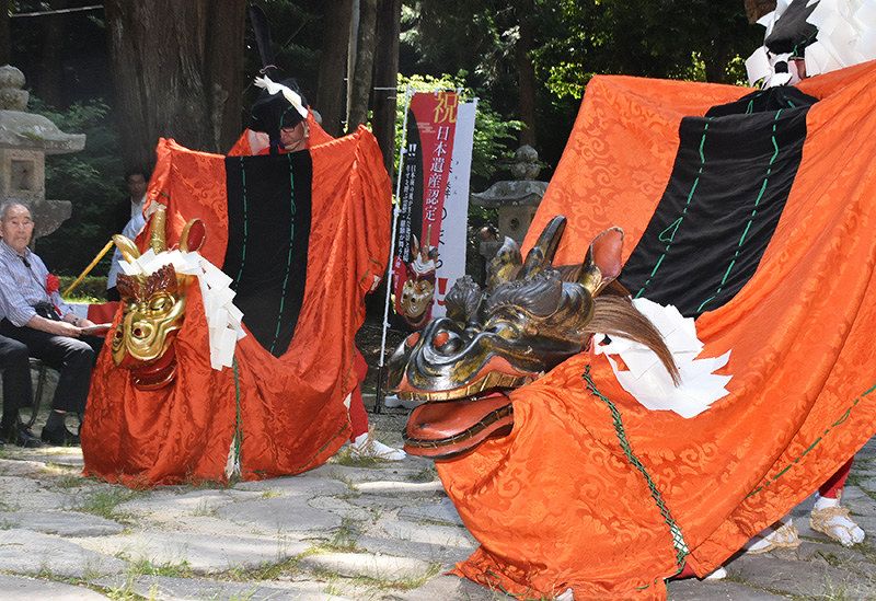 日本遺産認定を祝って披露された麒麟獅子舞=鳥取市上町の鳥取東照宮で、園部仁史撮影