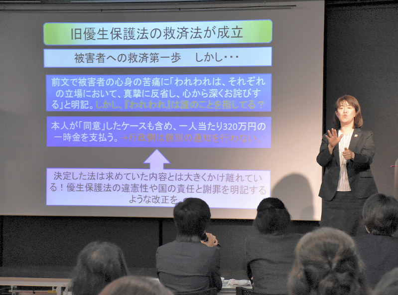 手話を交えて説明する吉野幸代理事=甲府市で