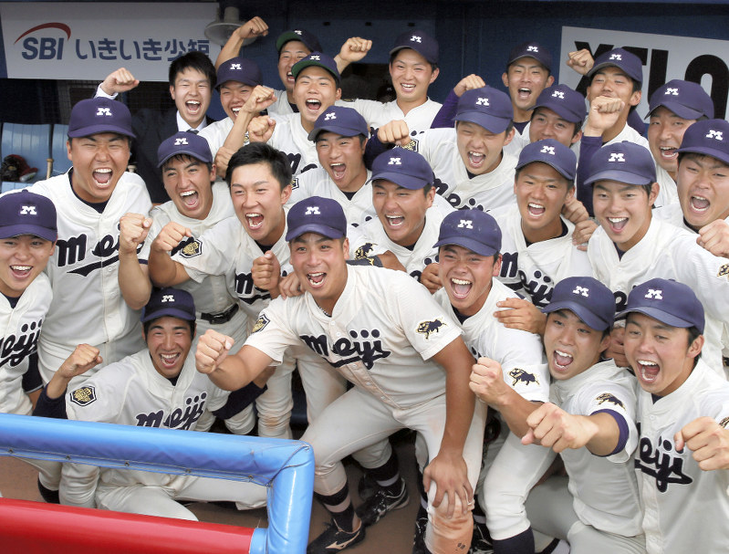 優勝を喜ぶ明大の選手たち=吉田航太撮影