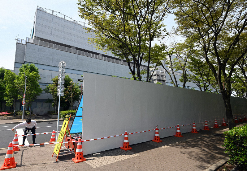 G20首脳会議の会場となるインテックス大阪(奥)の周辺を覆う作業が進められている=大阪市住之江区で2019年5月27日午前9時51分、小松雄介撮影