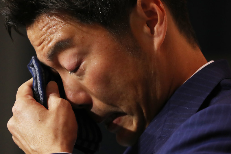 引退会見で涙をぬぐう上原投手=2019年5月20日、喜屋武真之介撮影