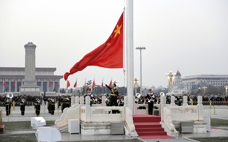 北京の天安門広場で開かれる中国軍の儀仗兵による国旗掲揚式=2019年1月、国営新華社通信