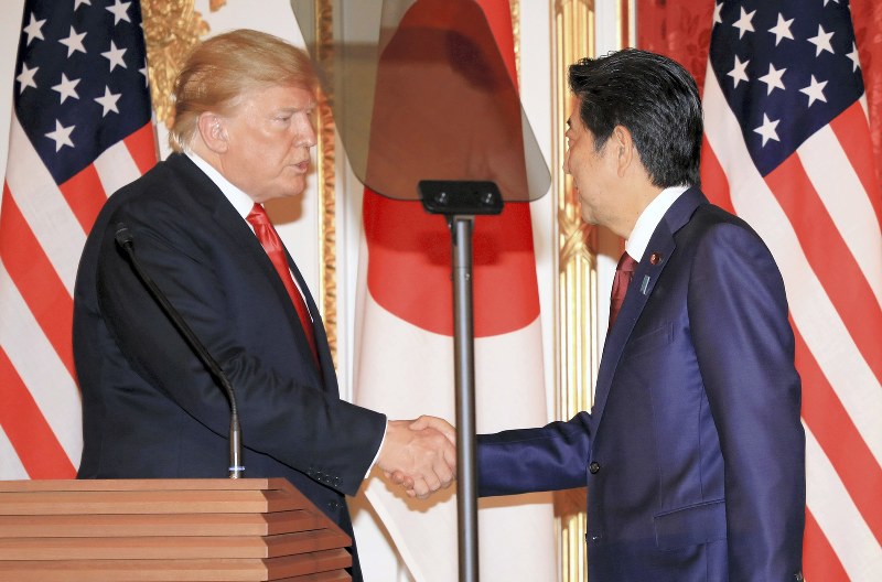 共同記者会見を終え、握手を交わすトランプ米大統領(左)と安倍晋三首相=東京・元赤坂の迎賓館で2019年5月27日、梅村直承撮影