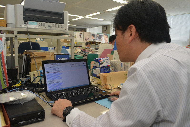 悪質な書き込みをサイト管理者に削除要請する県人権・同和政策課の香川智志さん=高松市の県庁で2019年4月17日午前11時18分、金志尚撮影