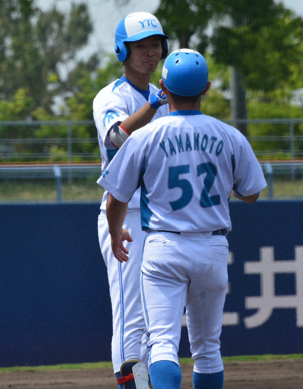 【大和高田ク-カナフレックス】三回表大和高田ク2死一、二塁、左翼線に2点適時三塁打を放った山本柊(奥)=大阪市の大阪シティ信用金庫スタジアムで2019年5月27日午前10時41分、石川裕士撮影