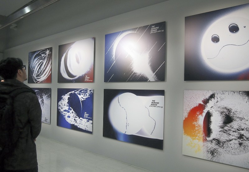 井上嗣也さんの新作ポスター「THE BURNING HEAVEN」の展示風景=東京・銀座で永田晶子撮影