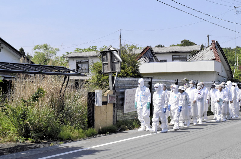 帰還困難区域にある原告の深谷敬子さんの自宅と美容院を訪れる裁判官ら=福島県富岡町本岡で、代表撮影