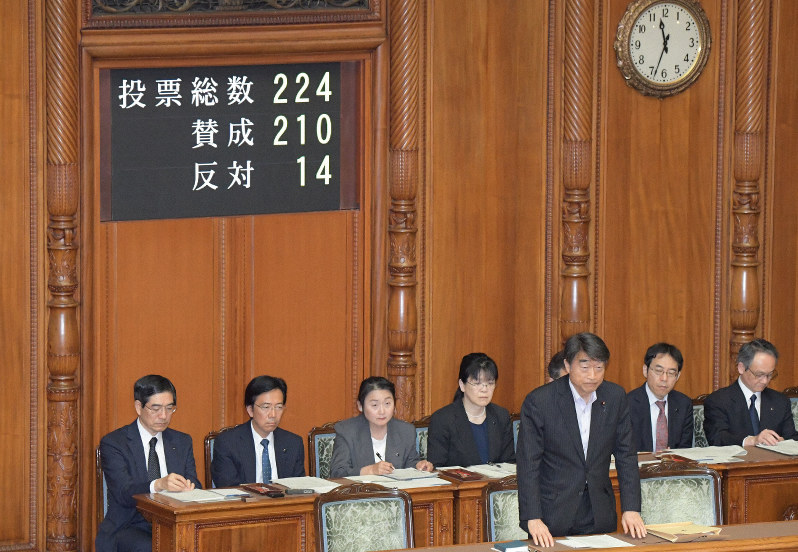 参院本会議でパワハラ防止義務化を柱にした法案が与党などの賛成多数で可決、成立し一礼する根本匠厚生労働相(手前)=国会内で2019年5月29日午前11時34分、川田雅浩撮影