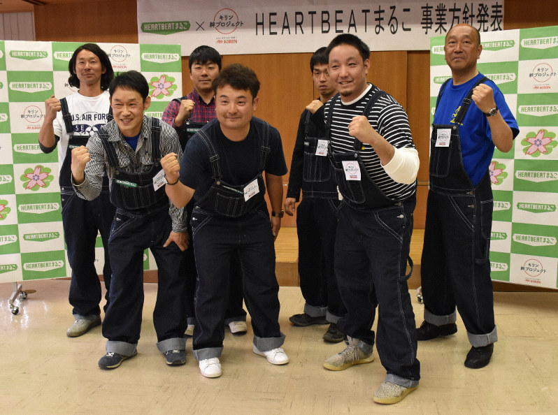 「農業で地域を元気に」と意気込むHEARTBEATまるこのメンバー=上田市上丸子の市丸子地域自治センターで2019年5月9日午後3時2分、ガン・クリスティーナ撮影