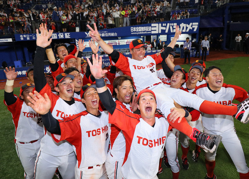 【東芝(川崎市)-JX-ENEOS(横浜市)】西関東第2代表に決まり、平馬淳監督を胴上げして喜ぶ東芝の選手たち=横浜スタジアムで2019年5月29日、吉田航太撮影