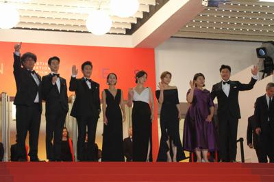 フランス・カンヌで5月21日に行われた公式上映では、ポン・ジュノ監督（左端）のほか、主演のソン・ガンホさん（右端）らがレッドカーペットを歩いた＝（C）2019　CJ　ENM　CORPORATION，BARUNSON　E＆A　ALL　RIGHTS　RESERVED