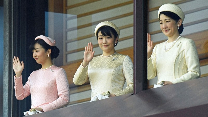 天皇陛下の即位を祝う一般参賀に臨み、手を振られる秋篠宮妃紀子さまと秋篠宮家の長女眞子さま、次女佳子さま=皇居・宮殿で2019年5月4日、手塚耕一郎撮影