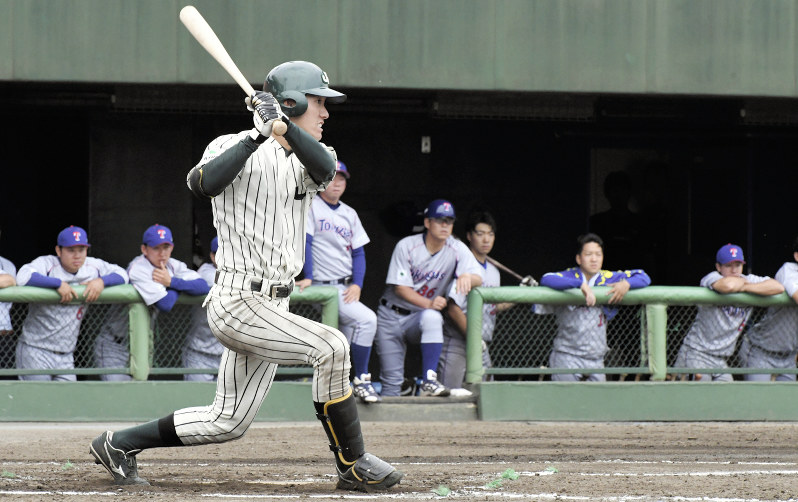 【JR東日本-東京ガス】六回表JR東日本1死二、三塁、拝崎が右前適時打を放つ=埼玉県営大宮公園野球場で