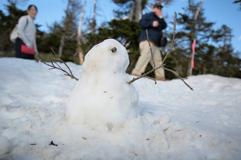 残雪に「ドラゴンアイ」 八幡平・鏡沼 [写真特集10/8] | 毎日新聞