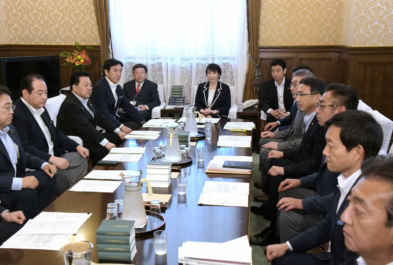 衆院議院運営委員会理事会で丸山穂高議員の問題などについて協議に臨む与野党の議員たち=国会内で2019年5月30日午前11時、川田雅浩撮影