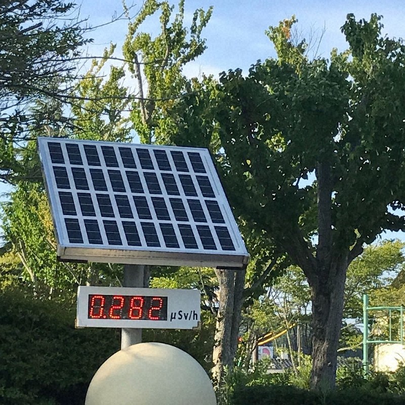 モニタリングポスト=福島県富岡町で、2017年7月、曽根田和久撮影