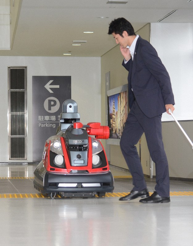 人が前を横切ろうとすると、警備ロボットは急停止した=成田空港で2019年5月29日、中村宰和撮影