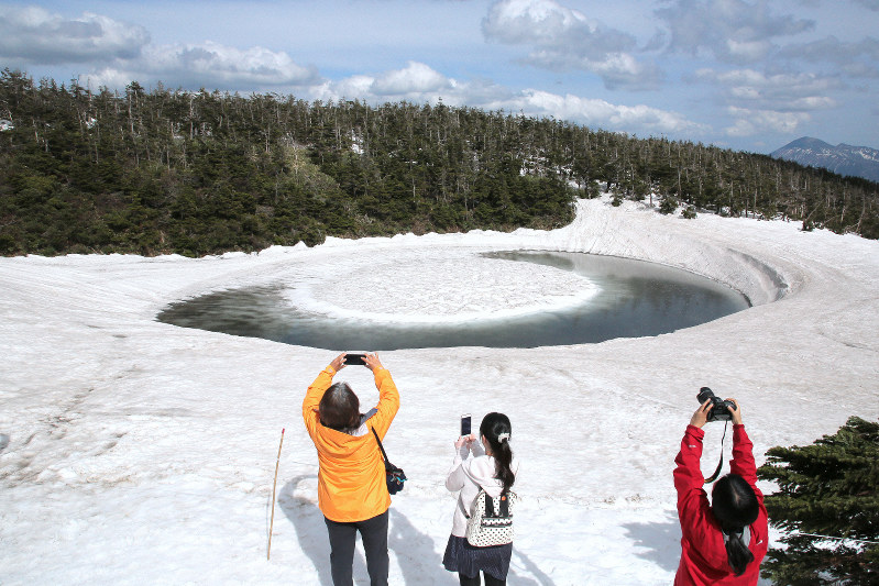 これは映える 竜の目玉 八幡平の鏡沼に出現 毎日新聞